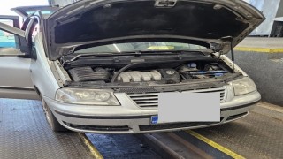 Türkiyeye sokulmak istenen otomobilin akaryakıt deposuna gizlenen 12 kilo 180 gram esrar ele geçirildi