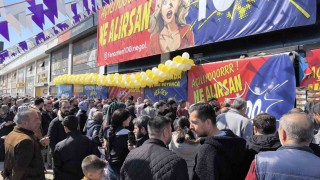 Ucuz alışveriş çılgınlığı...Birbirlerini böyle ezdiler