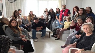 Üniversite öğrencileri yaşlı çınarları unutmadı