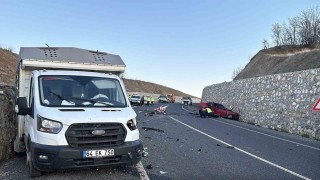 Uşakta otomobil ile kamyonet çarpıştı: 2 ölü, 1 yaralı