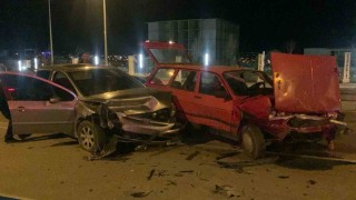 Üst geçitte iki otomobil kafa kafaya çarpıştı: 2 yaralı