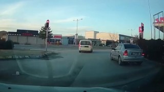 Üst üste kırmızı ışık ihlali yapan sürücü kameralara yansıdı