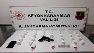 Uyuşturucu hapları satamadan jandarmaya yakalandı