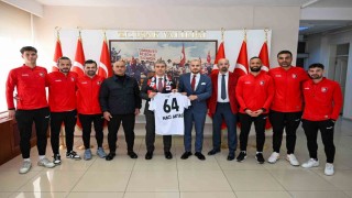 Vali Aktaş, Uşakspor oyuncularını ve teknik ekibini ağırladı