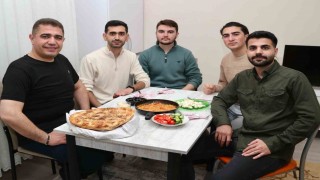 Vali Aslan öğrenci evinde sahur yaptı