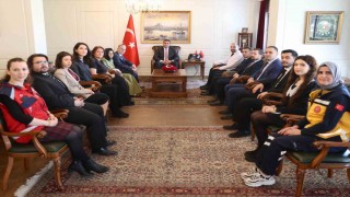 Vali Aslan şifa dağıtan elleri ağırladı