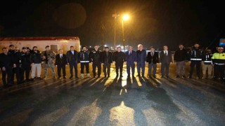 Vali Aydoğdu, yol kontrol noktalarını ziyaret edip sürücülere şeker ikram etti