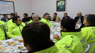 Vali Aygöl, trafik polisleriyle sahur yaptı