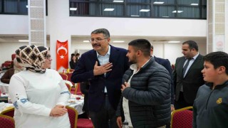 Vali Çelik, iftarda yetimlerle buluştu