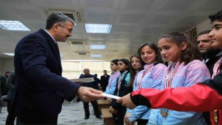 Vali Çelik, şampiyon sporcularla bir araya geldi