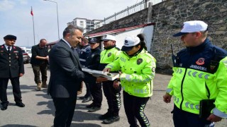 Vali Çiçek, yol kontrolünde bayram kutlayıp tatlı ikram etti