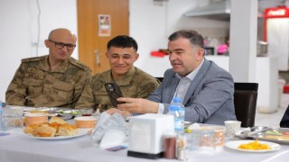Vali Eldivan Mehmetçikle sahur yaptı