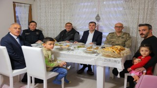 Vali Eldivan şehit ailesinin iftar sofrasına misafir oldu