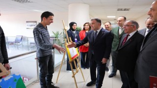 Vali Eldivan serginin açılışını yaptı