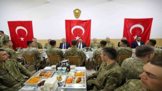Vali Masatlı iftarını Mehmetçikle birlikte yaptı