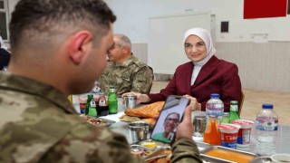 Vali, Mehmetçiğin iftar sofrasına konuk oldu