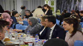 Vali öğrencilerle iftarda buluştu
