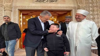 Vali Tuncay Akkoyun, bayram namazı sonrası vatandaşlarla bayramlaştı