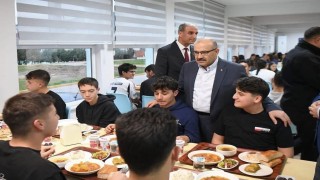 Vali Ustaoğlu öğrencilerle iftar sofrasında buluştu
