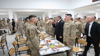 Vali Yavuz, komandolarla iftar yaptı