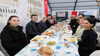 Vali Yiğitbaşı vatandaşlara iftar yemeğini elleriyle servis etti