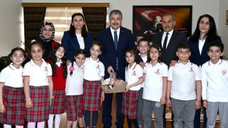 Vali Yılmaz, Bayramlaşma Ziyaretinde Minik Öğrencileri Ağırladı