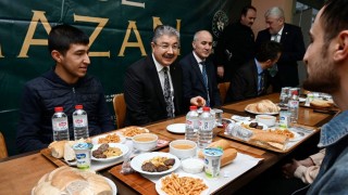 Vali Yılmaz, Karacaoğlan Erkek Öğrenci Yurdu’nda Öğrencilerle İftar Yaptı
