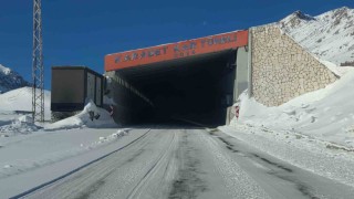 Van-Bahçesaray yolu tipi nedeniyle ulaşıma kapandı