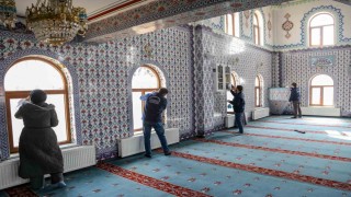 Van Büyükşehir Belediyesi kentteki camileri temizliyor