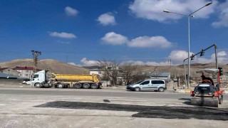 Van Büyükşehir Belediyesinin yollarda bakım ve onarım çalışmaları sürüyor
