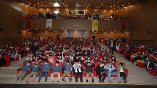Vanda çocuklar akrobasi gösterileriyle keyifli vakit geçiriyor