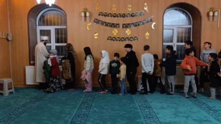 Vanda çocuklara camiyi ve namazı sevdirmek için etkinlikler düzenleniyor