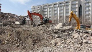 Vanda hasarlı binanın yıkım anı kameralara yansıdı