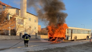 Vanda servis otobüsü alev alev yandı