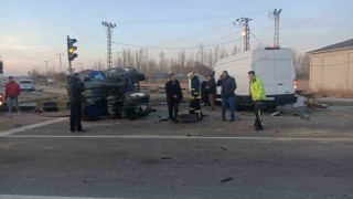 Vanda traktör ile minibüs çarpıştı; 2 yaralı