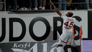 Victor Osimhen ligdeki gol sayısını 17 yaptı