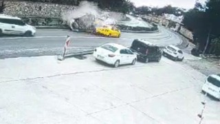 Virajı alamadı, karşı şeride geçerek taksiye çarptı