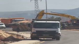 Virajı alamayan kamyon devrildi: 1 yaralı