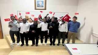 Yabancı kursiyerler İstiklal Marşını okudu