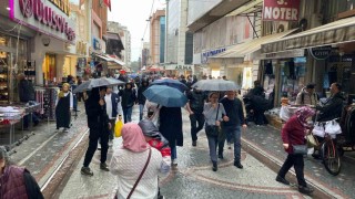 Yağmur alışverişe engel olmadı