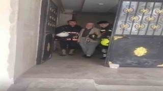 Yangına kısa sürede müdahale eden itfaiye yaşlı adamı kurtardı