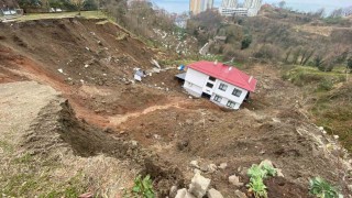 Yapısal bütünlüğü bozulmadan 50 metre sürüklenen evin bulunduğu bölge afet bölgesi kapsamına alındı