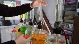 Yarım asırlık dükkanda kolonya dolumu yapıyor