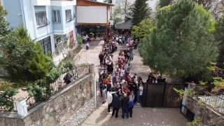 Yaşlı çift 20 yıldır her bayram çocukları sevindiriyor