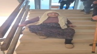 Yaşlı kadın, asansör çalışmadığı için merdivenlerden sürünerek çıkıp indi