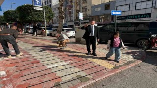 Yaşlı kadının gözyaşları içerisinde acı çekmesine neden olan kaldırım saatler içinde yenilendi