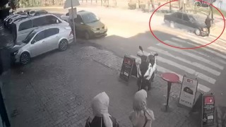 Yaya geçidinde otomobilin çarptığı yaşlı adam ağır yaralandı: Kaza anı kamerada