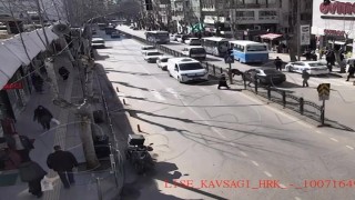Yaya geçidinden geçen kadına otomobil çarptı, kaza anı kamerada