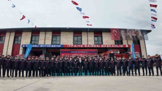 Yeni itfaiyeciler emekli personelden bayrak teslim aldı