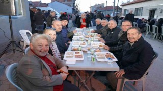 Yeşiltepe mahalle muhtarı mahalle sakinlerine iftar yemeği verdi